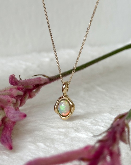 N032_Wax flower(opal/white moonstone)